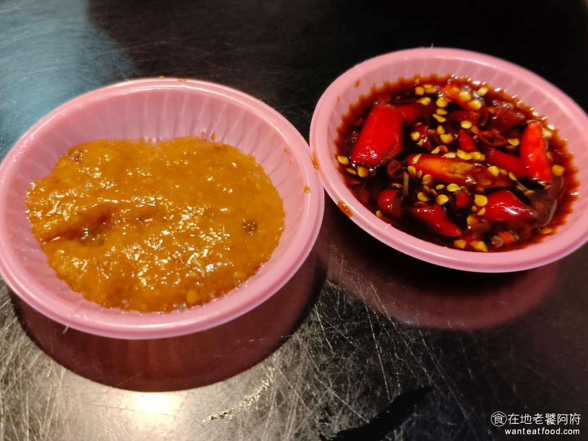 周烏豬切仔麵 周烏豬切仔麵菜單 周烏豬切仔麵推薦 蘆洲區美食 蘆洲美食 三民高中美食 台灣小吃 切仔麵 甜辣醬和辣醬油，甜辣醬吃起來是小辣，切小菜預設只有加醬油膏，如果想吃辣的話，非常推薦配這個甜辣醬。 @在地老饕阿府