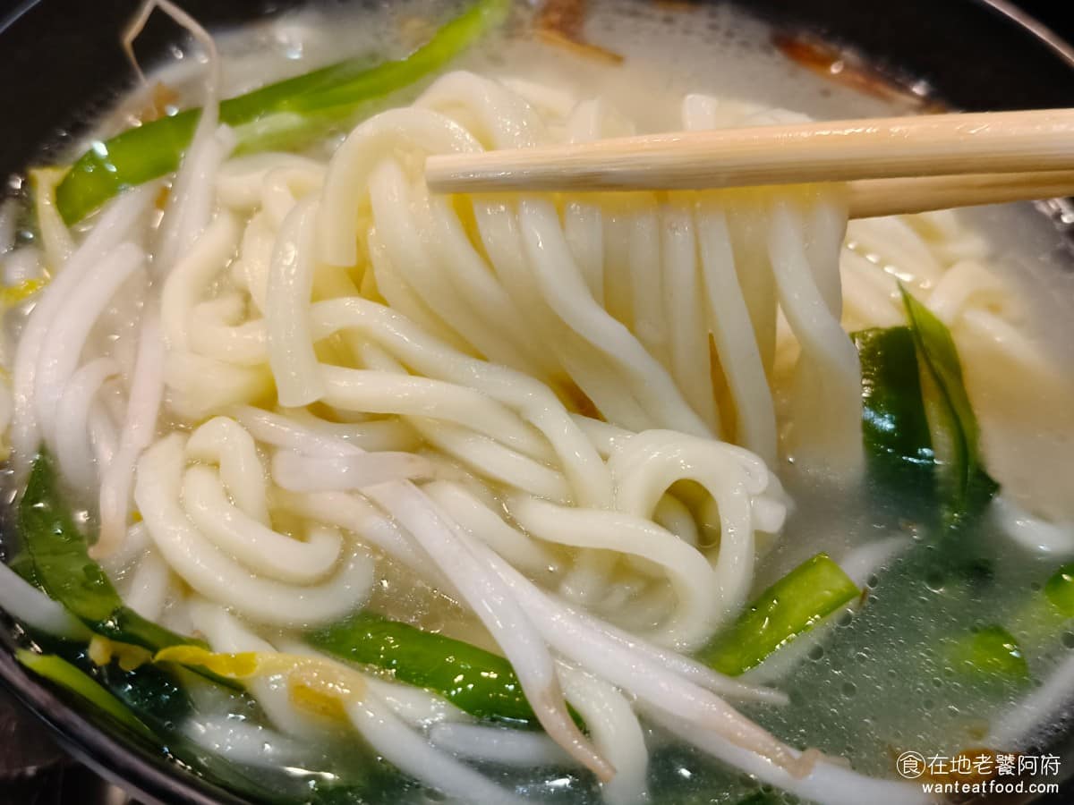周烏豬切仔麵 周烏豬切仔麵菜單 周烏豬切仔麵推薦 蘆洲區美食 蘆洲美食 三民高中美食 台灣小吃 切仔麵 覺得不夠喝，可以直接加湯，這點很加分，麵條口感偏軟，尺寸非常粗，吃完很有飽足感，但要盡快吃。麵條很會吸水，放久會整個膨脹開來。 @在地老饕阿府