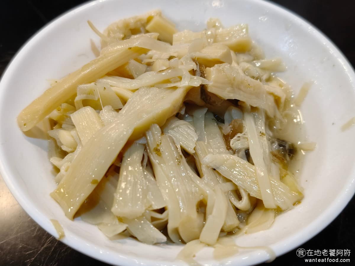 周烏豬切仔麵 周烏豬切仔麵菜單 周烏豬切仔麵推薦 蘆洲區美食 蘆洲美食 三民高中美食 台灣小吃 切仔麵 魯筍絲 筍絲滷得非常軟，口感沒那麼脆，少了筍子本身該有的香氣跟酸味，吃起來味道不太夠，算是很普通的小菜，不算特別推薦。 @在地老饕阿府
