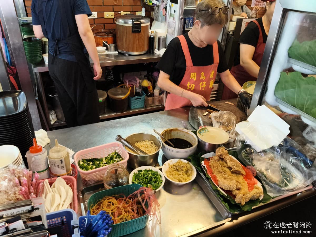 周烏豬切仔麵 周烏豬切仔麵菜單 周烏豬切仔麵推薦 蘆洲區美食 蘆洲美食 三民高中美食 台灣小吃 切仔麵 《周烏豬切仔麵》店裡賣的東西很傳統，就是切仔麵配黑白切，沒有花俏的菜色，靠的就是老味道跟老招牌撐了 70 年。 @在地老饕阿府