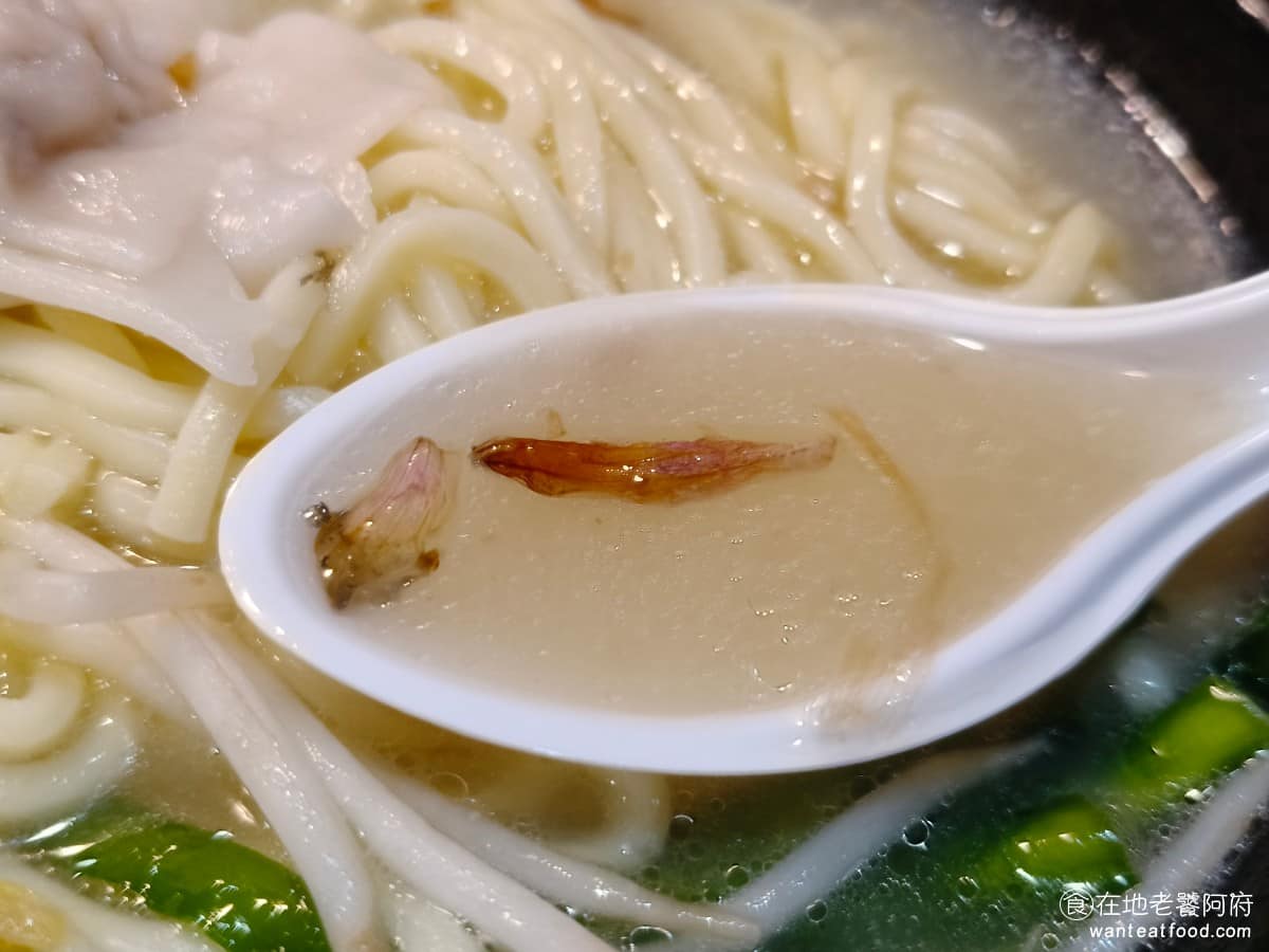 周烏豬切仔麵 周烏豬切仔麵菜單 周烏豬切仔麵推薦 蘆洲區美食 蘆洲美食 三民高中美食 台灣小吃 切仔麵 湯喝完了再加湯的同時，還會再幫你加一點油蔥酥，所以即便是加湯後，味道還是跟原本一樣好喝。 @在地老饕阿府