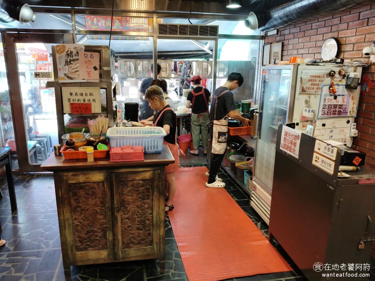 周烏豬切仔麵 周烏豬切仔麵菜單 周烏豬切仔麵推薦 蘆洲區美食 蘆洲美食 三民高中美食 台灣小吃 切仔麵 《周烏豬切仔麵》已經傳承到第四代，店裡人手不少，都在忙著煮麵、切菜，生意一直都不錯，用餐時間人潮多、翻桌也快，等一下基本上就有位置。 @在地老饕阿府