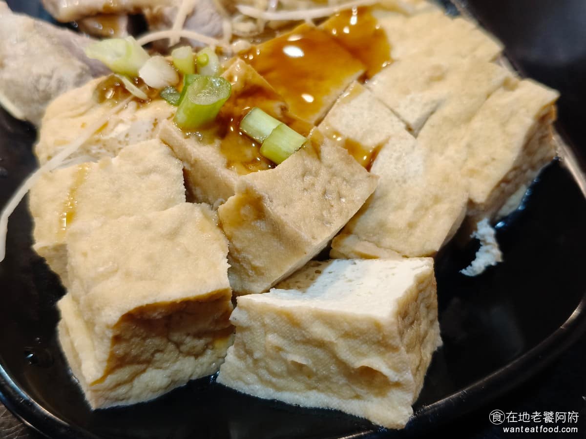 周烏豬切仔麵 周烏豬切仔麵菜單 周烏豬切仔麵推薦 蘆洲區美食 蘆洲美食 三民高中美食 台灣小吃 切仔麵 口感軟嫩豆香味十足，沾上店家特製的醬油膏，吃起來很好吃，是這裡最推薦的小菜之一。 @在地老饕阿府