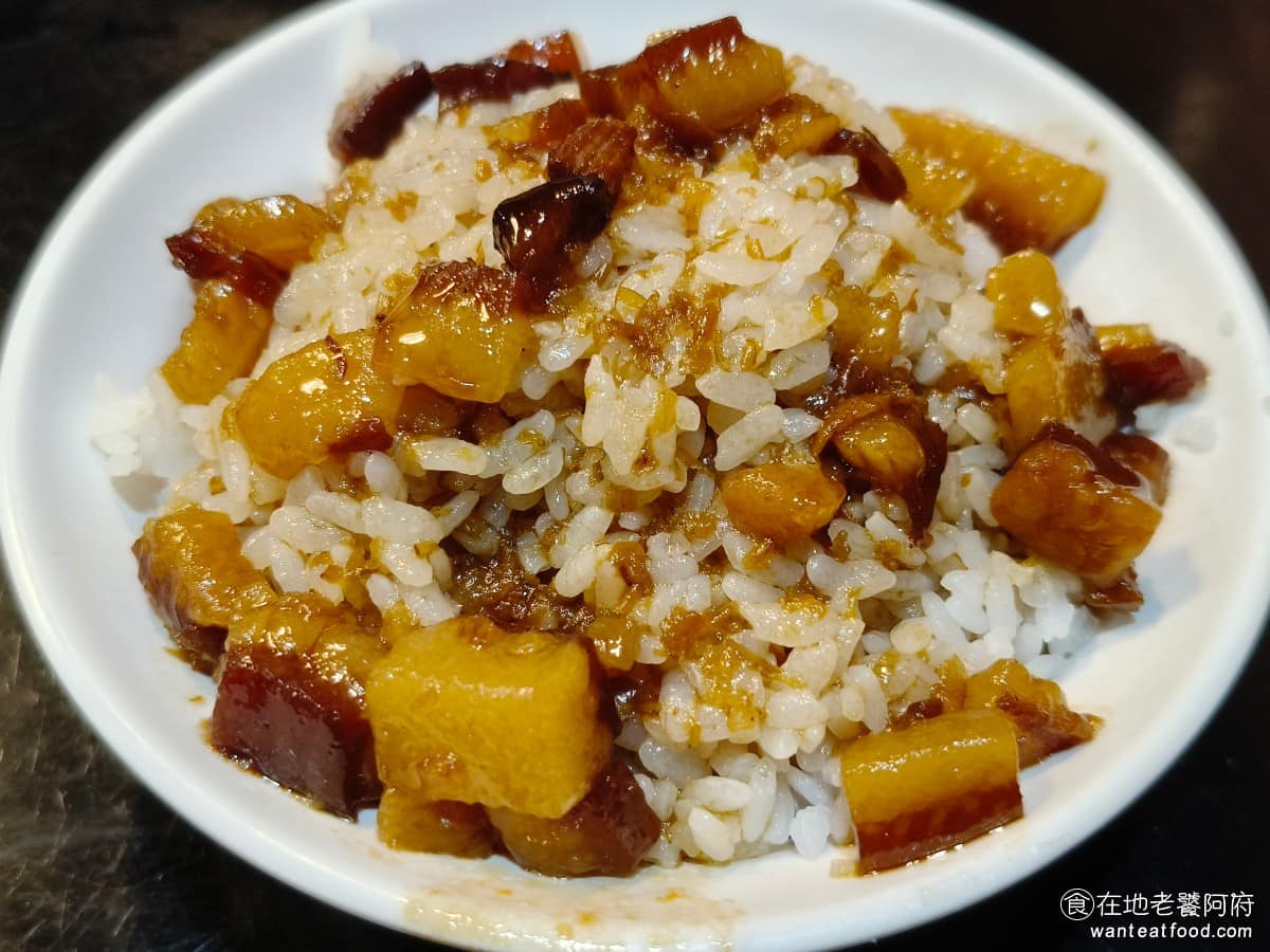 周烏豬切仔麵 周烏豬切仔麵菜單 周烏豬切仔麵推薦 蘆洲區美食 蘆洲美食 三民高中美食 台灣小吃 切仔麵 滷肉飯小火鍋 點了小碗來試味道，滷肉幾乎都是肥肉，帶一點皮醬汁本身沒什麼特別味道，吃起來反而覺得有點油膩，不算特別好吃，來這裡不一定要特地點這個。 @在地老饕阿府