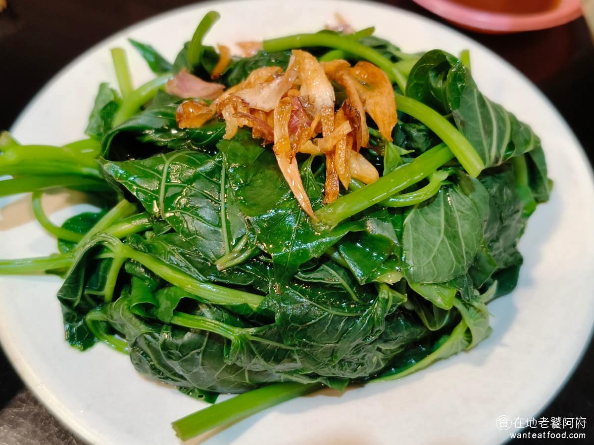 周烏豬切仔麵 周烏豬切仔麵菜單 周烏豬切仔麵推薦 蘆洲區美食 蘆洲美食 三民高中美食 台灣小吃 切仔麵 時令青菜 上面放了油蔥酥，底部鋪了醬油膏，吃起來清爽，不會太鹹，油蔥的香氣也讓整體風味加分不少。 @在地老饕阿府
