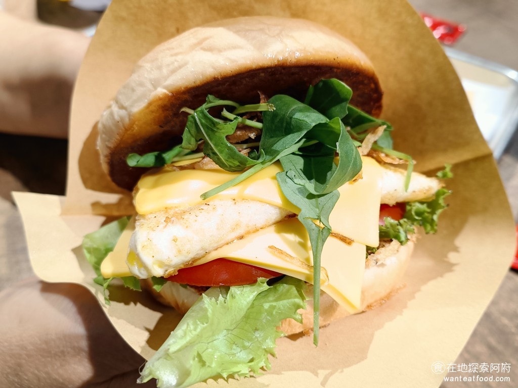 LOUIS' BURGERS 天母 芝麻葉 洋蔥圈 壓扁式 漢堡 路易斯 薯條 芝麻葉起司漢堡加蛋 漢堡份量很大，吃起來很香，因為漢堡在煎的過程，會將漢堡肉壓扁去煎， @在地老饕阿府