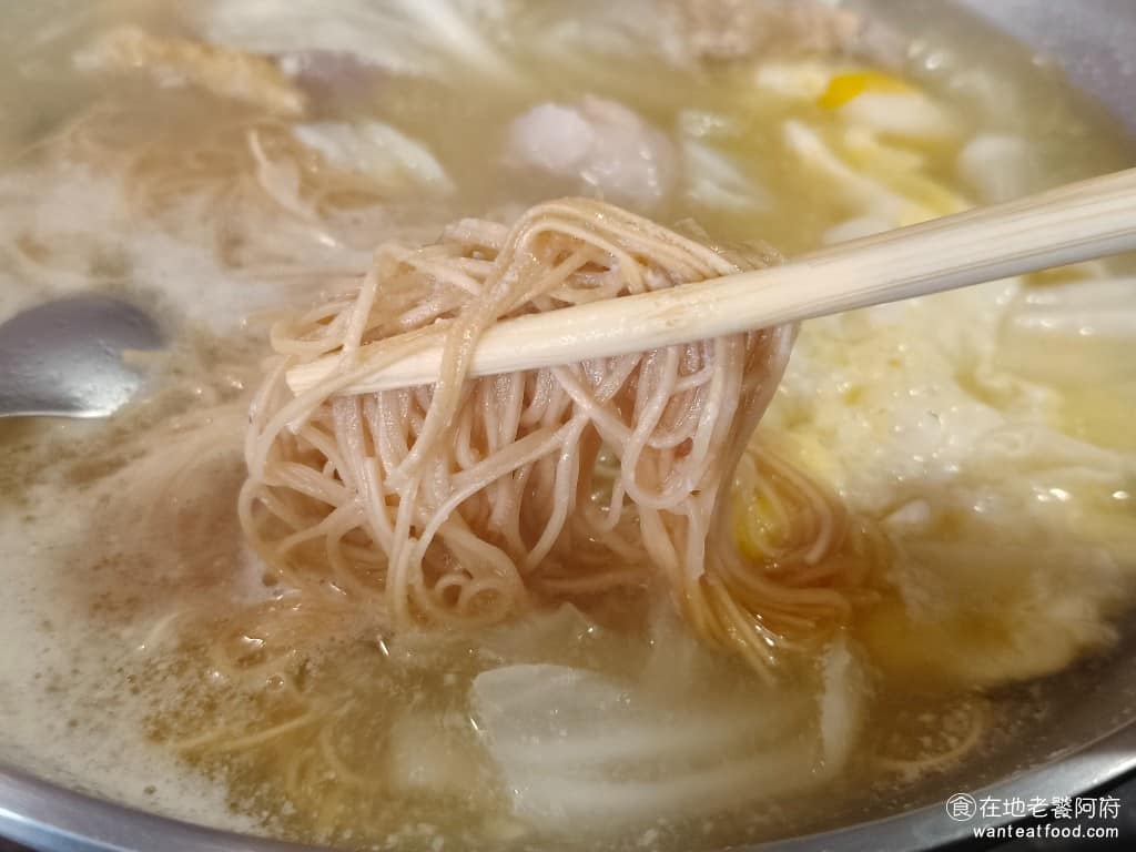 凱古早味鍋燒麵 凱古早味鍋燒麵菜單 凱古早味鍋燒麵推薦 信義區美食 信義美食 雞絲麵的份量給得很多，但因為煮得比較軟，所以放久了口感吃起來比較軟爛。 @在地老饕阿府