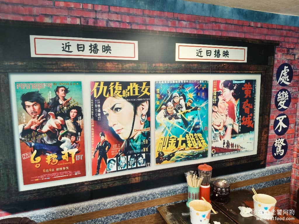 凱古早味鍋燒麵 凱古早味鍋燒麵菜單 凱古早味鍋燒麵推薦 信義區美食 信義美食 《凱古早味鍋燒麵》開業以來，吸引不少部落客和媒體前來報導，主要圍繞兩個亮點：一是料多、份量大、 CP 值高，二是那鍋用數十種蔬果熬製的大骨湯底。 @在地老饕阿府