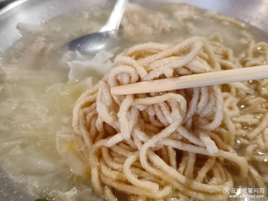 凱古早味鍋燒麵 凱古早味鍋燒麵菜單 凱古早味鍋燒麵推薦 信義區美食 信義美食 意麵不會煮得特別軟，剛上桌的時候還能品嚐到微硬的口感，這樣放在湯裡一段時間也不容易泡爛。 @在地老饕阿府