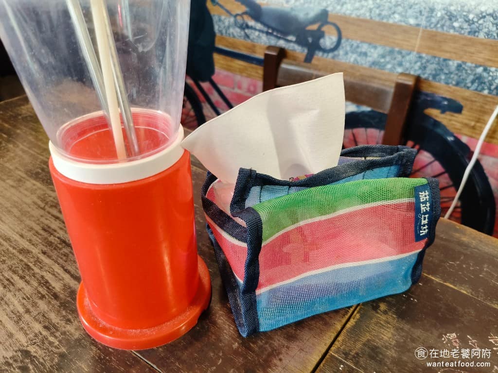 凱古早味鍋燒麵 凱古早味鍋燒麵菜單 凱古早味鍋燒麵推薦 信義區美食 信義美食 連桌上的衛生紙，都是傳統的古早三色麻布袋，非常有特色。 @在地老饕阿府