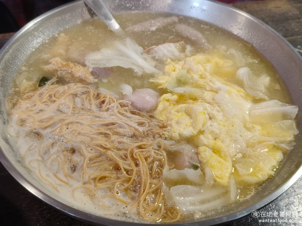 凱古早味鍋燒麵 凱古早味鍋燒麵菜單 凱古早味鍋燒麵推薦 信義區美食 信義美食 日式味噌意麵 份量不小，小碗端上來相當有料，麵裡有豬肉片、豆皮、丸子、肉羹、蛋等，吃起來有點像小火鍋的感覺。日式味噌走的也是清淡路線，喝起來清爽，比一般味噌湯的味道淡一些。 @在地老饕阿府