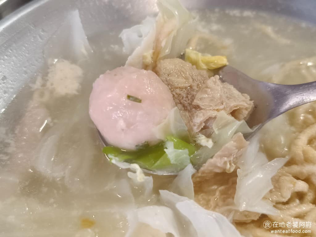 凱古早味鍋燒麵 凱古早味鍋燒麵菜單 凱古早味鍋燒麵推薦 信義區美食 信義美食 有魚餃、丸子、豆皮、豆腐、高麗菜，裡面的配料，給得還蠻豐盛的。 @在地老饕阿府