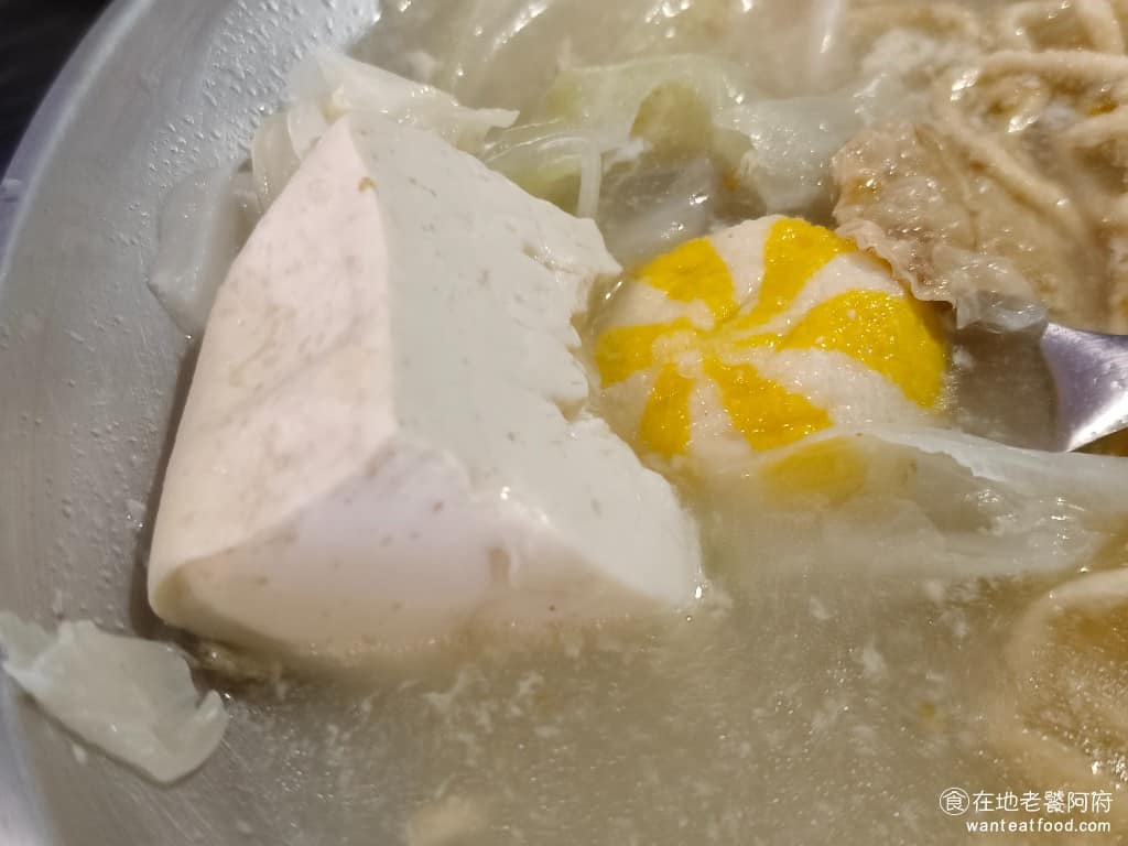 凱古早味鍋燒麵 凱古早味鍋燒麵菜單 凱古早味鍋燒麵推薦 信義區美食 信義美食 裡面的配料，幾乎完全沒有肉片，但火鍋料倒是給了非常多種。 @在地老饕阿府