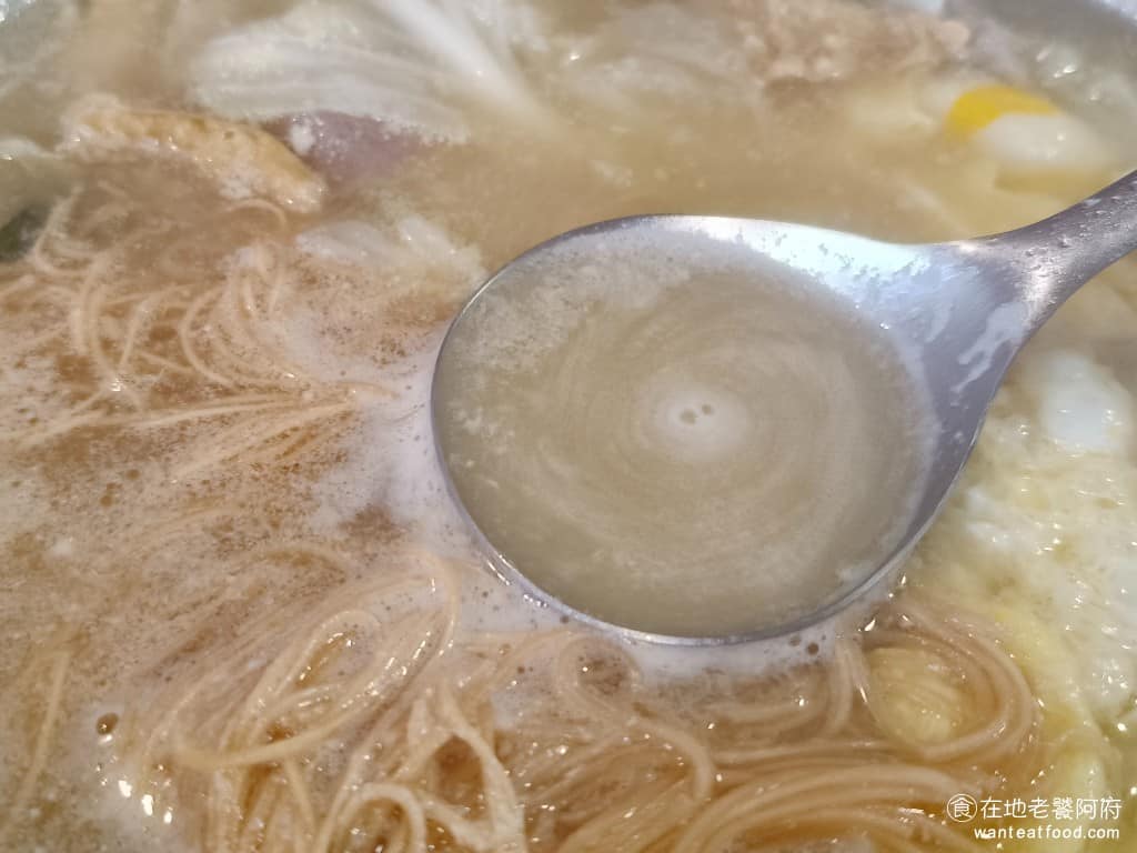 凱古早味鍋燒麵 凱古早味鍋燒麵菜單 凱古早味鍋燒麵推薦 信義區美食 信義美食 湯的份量也給得很多，可以喝得很過癮，只不過雖然湯頭標榜是南部口味，但喝起來完全不是，甚至比一些北部口味的湯頭還要淡，幾乎沒什麼甜味，而且湯頭柴魚的香味也不夠，單純就是蔬菜的甜味，但還是太淡了。 @在地老饕阿府