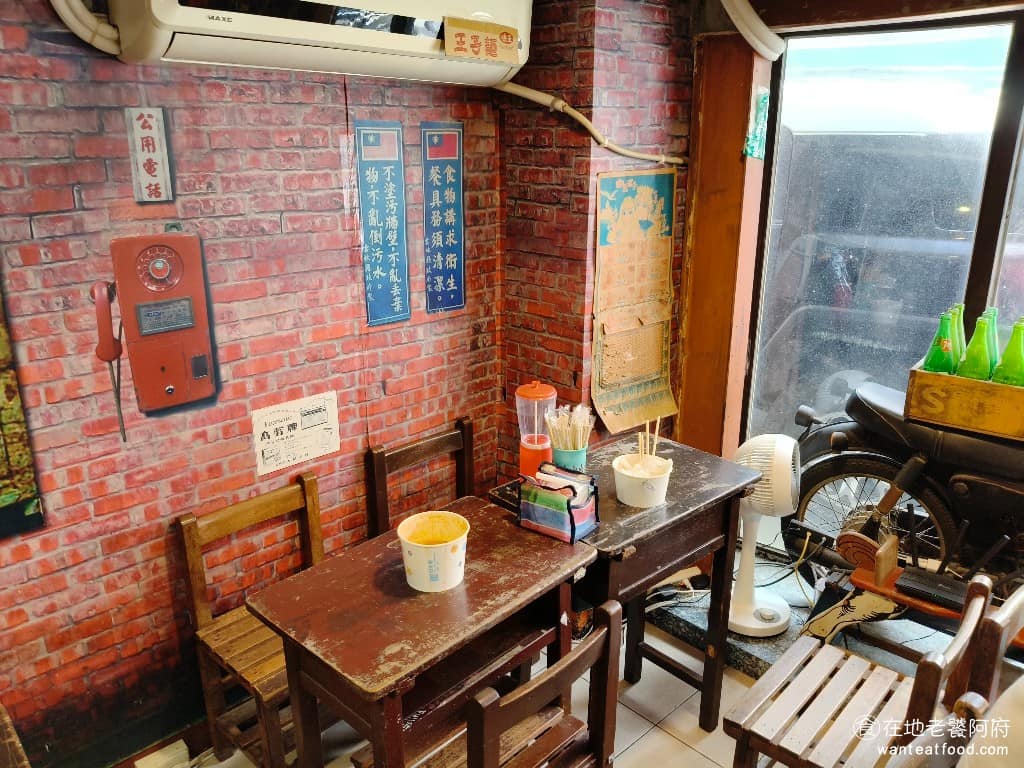 凱古早味鍋燒麵 凱古早味鍋燒麵菜單 凱古早味鍋燒麵推薦 信義區美食 信義美食 座位區用的是國小課桌椅，牆上貼著「莊敬自強、處變不驚」之類的復古標語貼紙、老電影海報，角落有李小龍公仔（還會動），靠窗擺著木馬和老野狼機車。 @在地老饕阿府