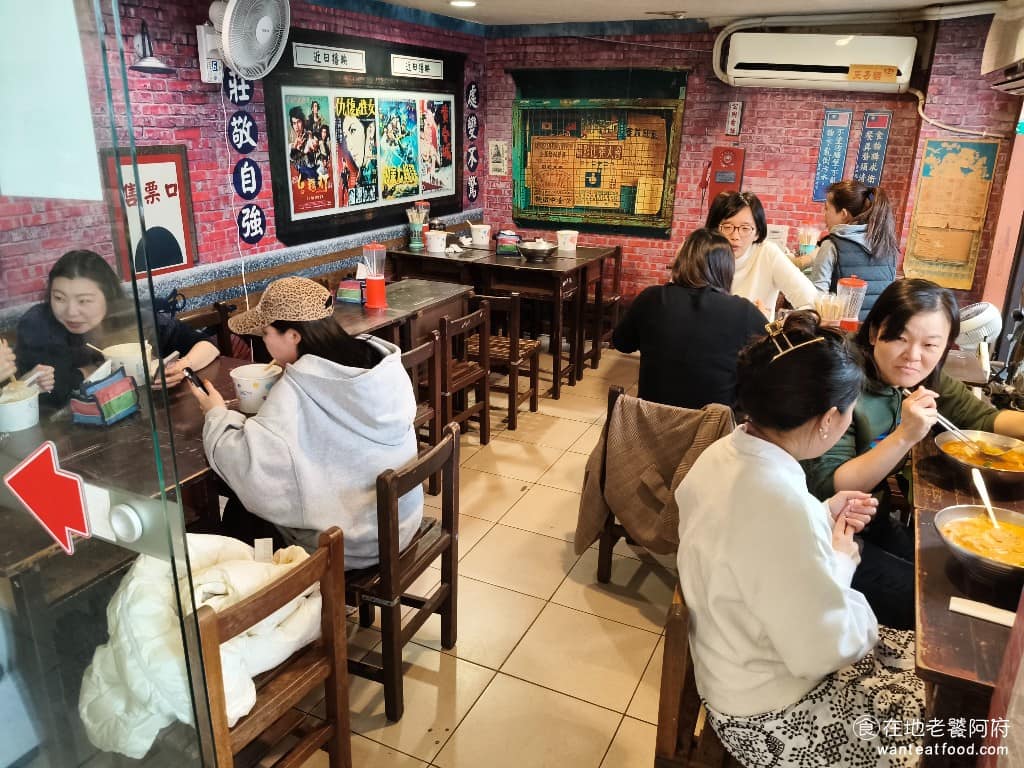 凱古早味鍋燒麵 凱古早味鍋燒麵菜單 凱古早味鍋燒麵推薦 信義區美食 信義美食 這一帶以上班族居多，午餐時段人潮明顯，店內座位有限，建議非用餐尖峰時段前往比較輕鬆。 @在地老饕阿府