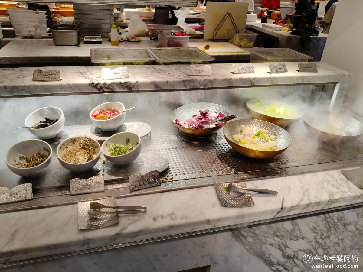 饗食天堂林口三井店 饗食天堂林口三井店菜單 饗食天堂林口三井店推薦 林口區美食 林口美食 生菜沙拉區 品項簡單，但也很夠吃，有提供萵苣、生菜、綜合生菜、美生菜、結球紅麴、去甘肅番茄、小豆苗、苜蓿芽、黑豆和蕎麥苗。 @在地老饕阿府