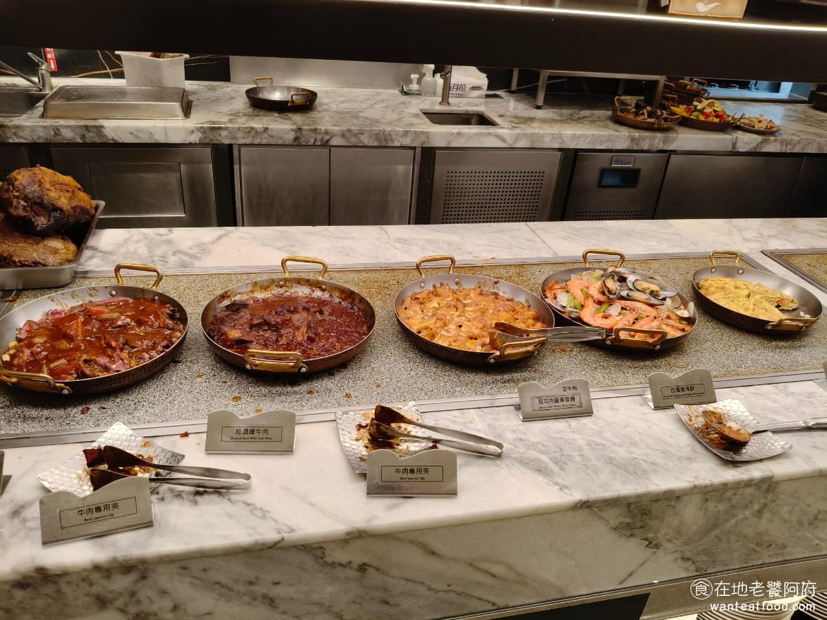 饗食天堂林口三井店 饗食天堂林口三井店菜單 饗食天堂林口三井店推薦 林口區美食 林口美食 熟食區 有時蔬牛板腱佐羅勒紅酒醬、紅酒燴牛肉、起司肉醬筆管麵、白酒燴海鮮、西班牙烘蛋。這幾樣味道都很不錯。 @在地老饕阿府