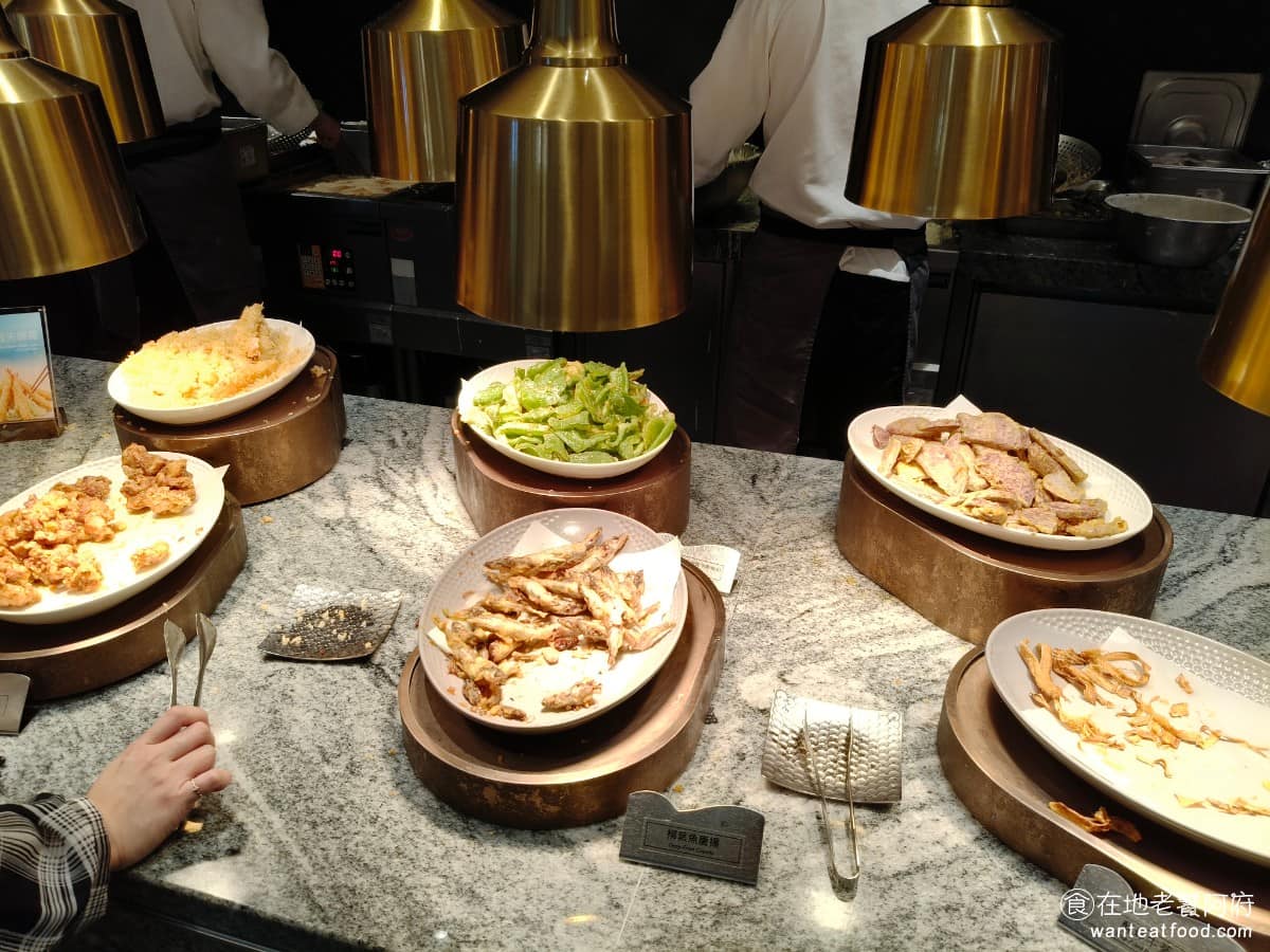 饗食天堂林口三井店 饗食天堂林口三井店菜單 饗食天堂林口三井店推薦 林口區美食 林口美食 炸物區 有酥炸牛蒡、柳葉魚唐揚、和風炸物、炸芋頭、炸地瓜、唐揚炸雞、和炸蝦天婦羅。炸蝦天婦羅是熱門品項，每三分鐘出爐一次，限定每人只能夾三隻。 @在地老饕阿府