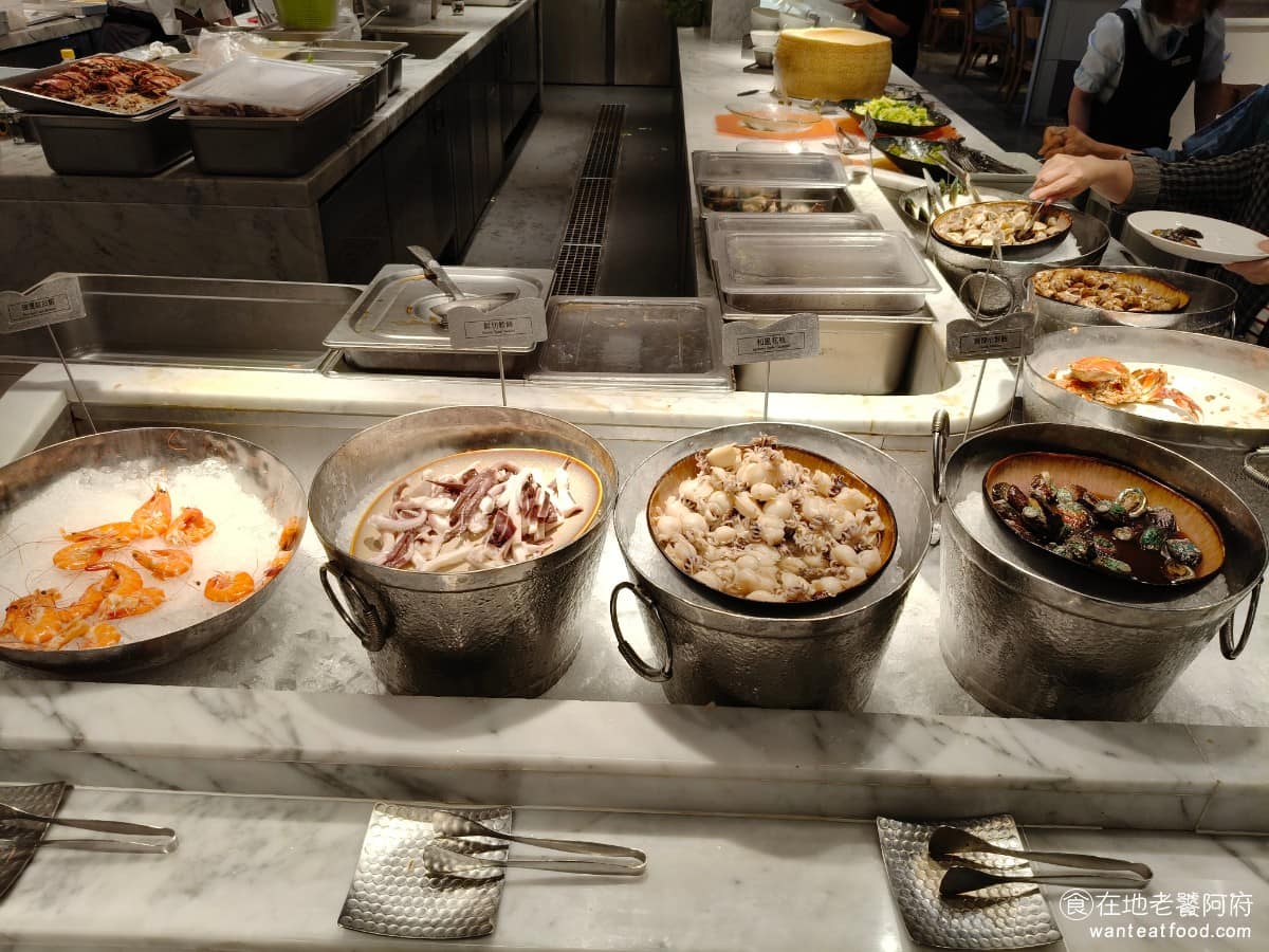 饗食天堂林口三井店 饗食天堂林口三井店菜單 饗食天堂林口三井店推薦 林口區美食 林口美食 海鮮區 雖然不是主打海鮮，但種類也不少，有現燙甜白蝦、鮮切軟絲、和風花枝、蒜辣小鮮包、清蒸牛蟳、鳳螺、海瓜子、紐西蘭淡菜。 @在地老饕阿府