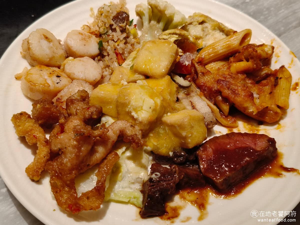饗食天堂林口三井店 饗食天堂林口三井店菜單 饗食天堂林口三井店推薦 林口區美食 林口美食 熱食區的調味都不差，不過會發現一個現象：人多的時候，全部都是剛出爐的味道，味道就很不錯，但是如果放到後期，食物會一直保溫，然後流失水份，變得很乾，口感就差了很多。 @在地老饕阿府