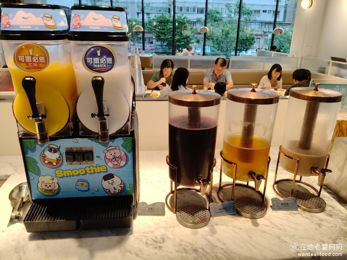 饗食天堂林口三井店 饗食天堂林口三井店菜單 饗食天堂林口三井店推薦 林口區美食 林口美食 飲料冰沙區 有可爾必思芒果冰沙，和原味的可爾必思冰沙，還有烏梅汁、蔗香綠茶、復刻奶茶。 @在地老饕阿府