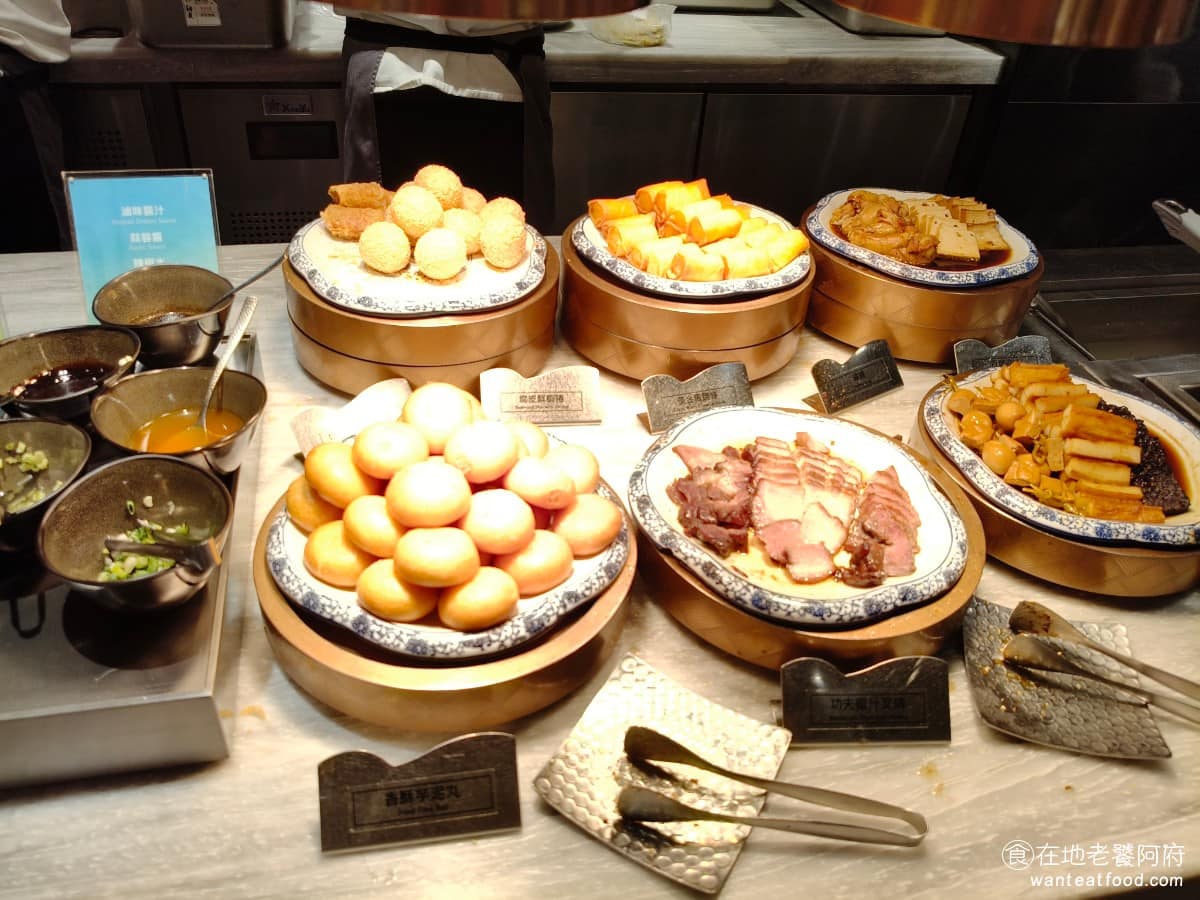 饗食天堂林口三井店 饗食天堂林口三井店菜單 饗食天堂林口三井店推薦 林口區美食 林口美食 傳家滷味，有竹輪、小豆干、米血糕、百頁豆腐、雞翅，還有炸黃金馬蹄條、功夫蜜之叉燒、腐皮鮮蝦捲、奶黃流沙芝麻球、鮮酥芋泥丸。 @在地老饕阿府