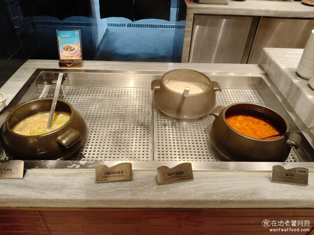饗食天堂林口三井店 饗食天堂林口三井店菜單 饗食天堂林口三井店推薦 林口區美食 林口美食 湯的部分有蝦仁豆腐羹、山藥蛤蠣排骨湯、海鮮巧達濃湯和羅宋湯。 @在地老饕阿府