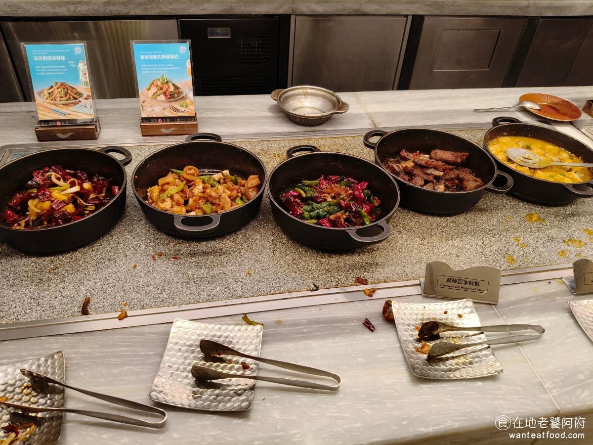 饗食天堂林口三井店 饗食天堂林口三井店菜單 饗食天堂林口三井店推薦 林口區美食 林口美食 我發覺《饗食天堂 林口三井店》品項好像比其他兼更多，熱食區還有 蒜香椒鹽鮮菇、椒麻雞腿左脆鍋巴、麻辣四季鮮魷、大口饗樂骨、蟹黃豆腐煲。真的夠你吃4小時，都吃不完。 @在地老饕阿府
