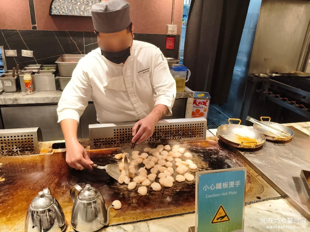 饗食天堂林口三井店 饗食天堂林口三井店菜單 饗食天堂林口三井店推薦 林口區美食 林口美食 還有 現煎干貝區，排隊的人超級多。 @在地老饕阿府