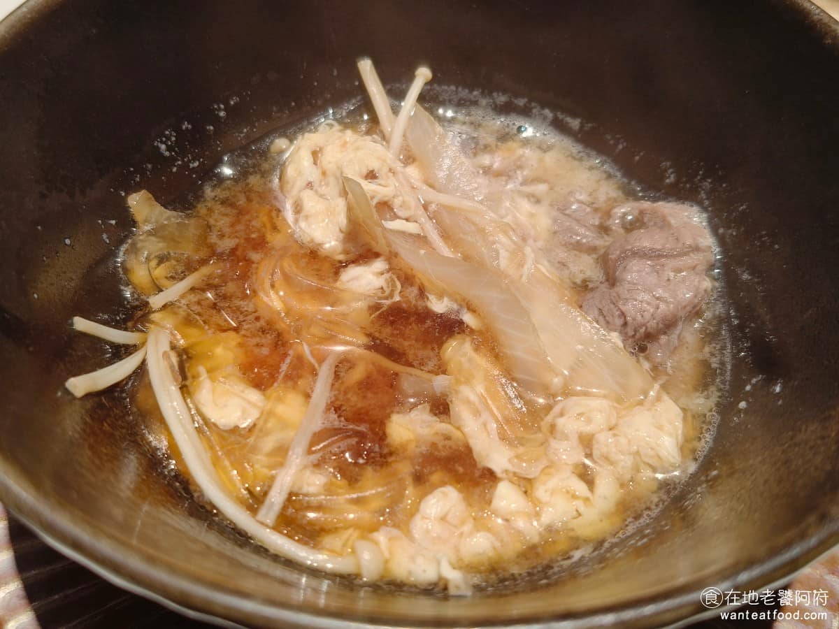 饗食天堂林口三井店 饗食天堂林口三井店菜單 饗食天堂林口三井店推薦 林口區美食 林口美食 壽喜燒牛肉加蛋，味道吃起來很不錯，牛肉的肉質也很軟，只不過口味還蠻鹹的。 @在地老饕阿府