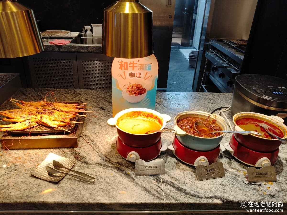 饗食天堂林口三井店 饗食天堂林口三井店菜單 饗食天堂林口三井店推薦 林口區美食 林口美食 旁邊還有火烤甜白蝦，以及滷肉飯、和牛咖哩飯，這裡的滷肉飯其實做得還不錯，滷得非常入味，口味偏甜，瘦肉吃起來不會太硬。愛吃滷肉飯的人，推薦來一點。 @在地老饕阿府