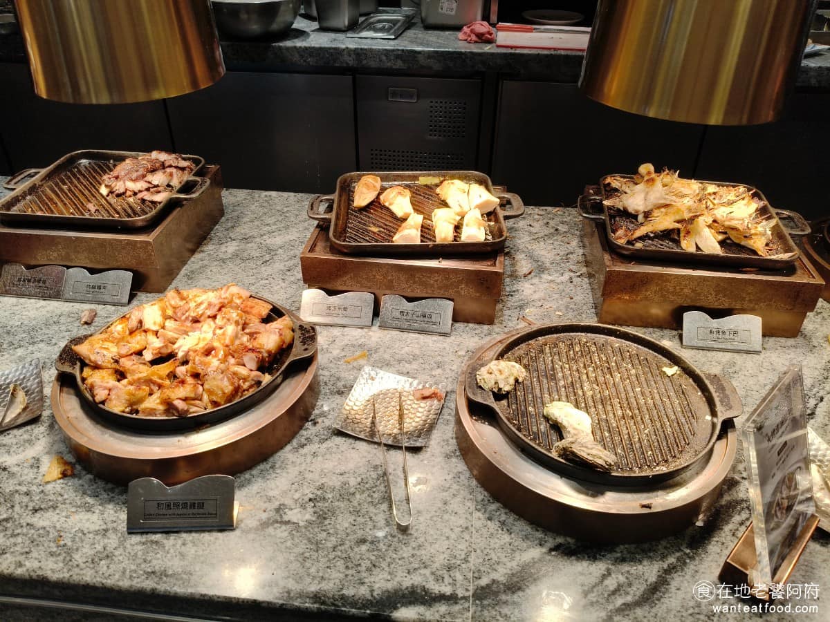 饗食天堂林口三井店 饗食天堂林口三井店菜單 饗食天堂林口三井店推薦 林口區美食 林口美食 燒烤區 有烤鹹豬肉、烤玉筍、和風照燒雞腿、鮮烤魚下巴、明太子山藥、焦糖烤鳳梨。 @在地老饕阿府