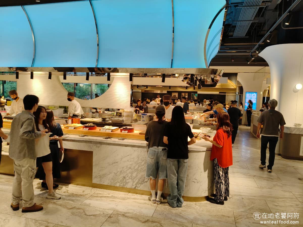 饗食天堂林口三井店 饗食天堂林口三井店菜單 饗食天堂林口三井店推薦 林口區美食 林口美食 這間店最特別的就是「12道林口限定料理」。像碳烤羊肩排佐阿根廷青醬，選用厚實的羊肩排，炭烤到五到七分熟，肉汁沒有流失。鮑魚磯煮白玉，以及雪蟹旬味湯。 @在地老饕阿府