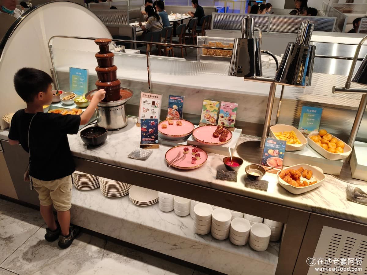 饗食天堂林口三井店 饗食天堂林口三井店菜單 饗食天堂林口三井店推薦 林口區美食 林口美食 還有兒童餐台區，是讓兒童自己隨便夾的，有薯條、吉拿棒、螺絲捲、巧克力泡芙、迷你銅鑼燒、小熊軟糖、泡芙棒、杏桃乾和季節水果。 @在地老饕阿府