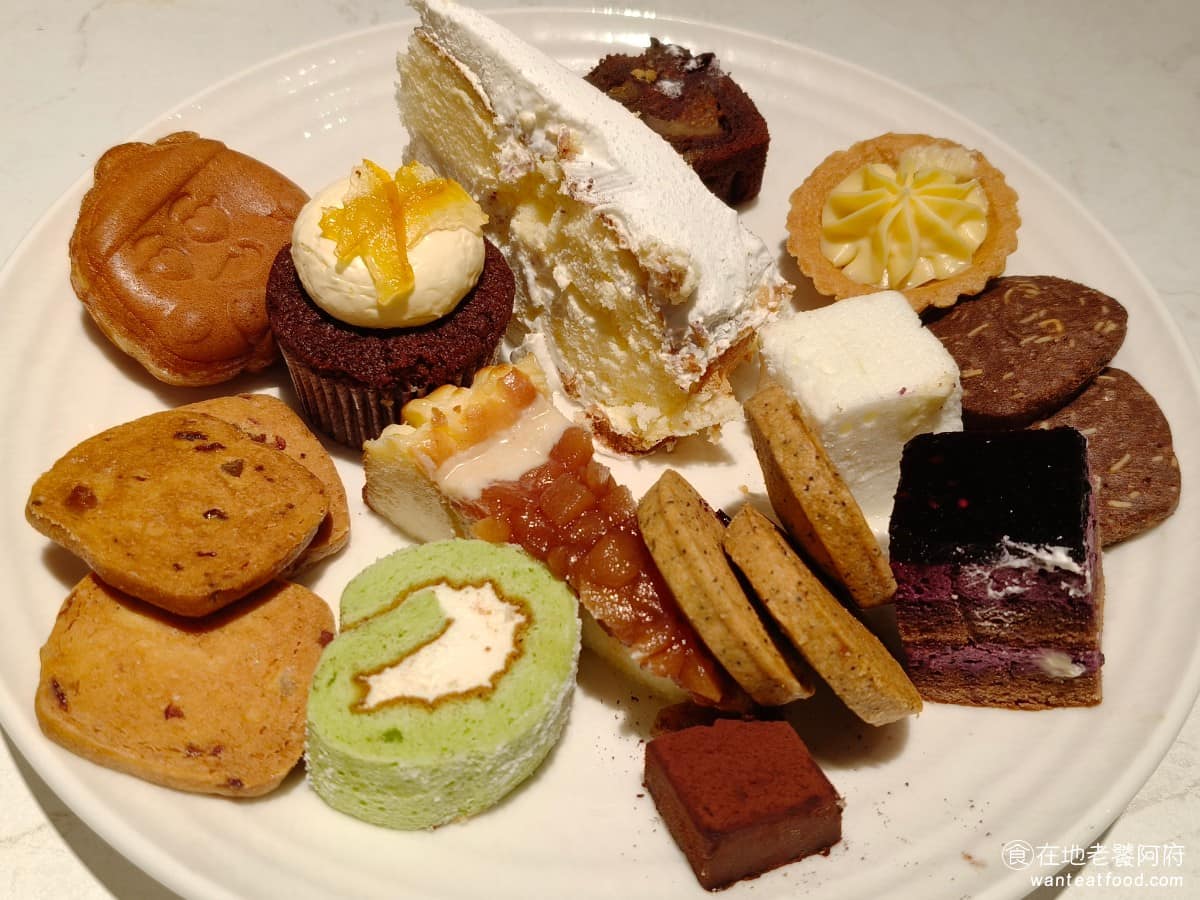 饗食天堂林口三井店 饗食天堂林口三井店菜單 饗食天堂林口三井店推薦 林口區美食 林口美食 甜點的種類蠻豐盛的，幾乎都能找到自己喜歡的樣式，只不過精緻度仍感覺和大飯店有些差距。例如某些蛋糕的口感偏乾，蛋糕質地不夠柔軟，許多蛋糕放得較久，沒有現烤出爐的香氣。 @在地老饕阿府