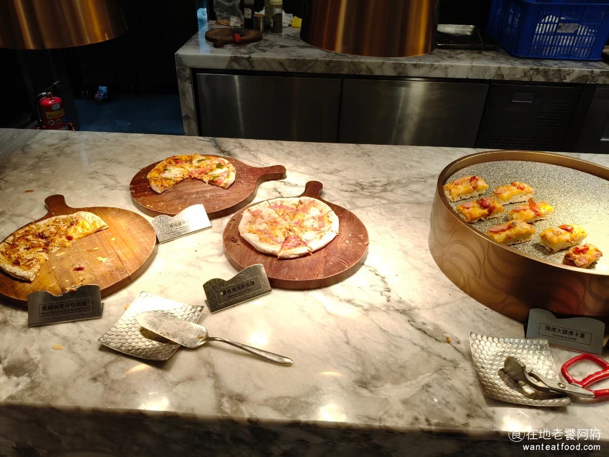 饗食天堂林口三井店 饗食天堂林口三井店菜單 饗食天堂林口三井店推薦 林口區美食 林口美食 現烤披薩區 有焗烤生蠔、夏威夷海鮮披薩、瑪格麗特披薩、楓糖蘋果肉桂披薩。 @在地老饕阿府