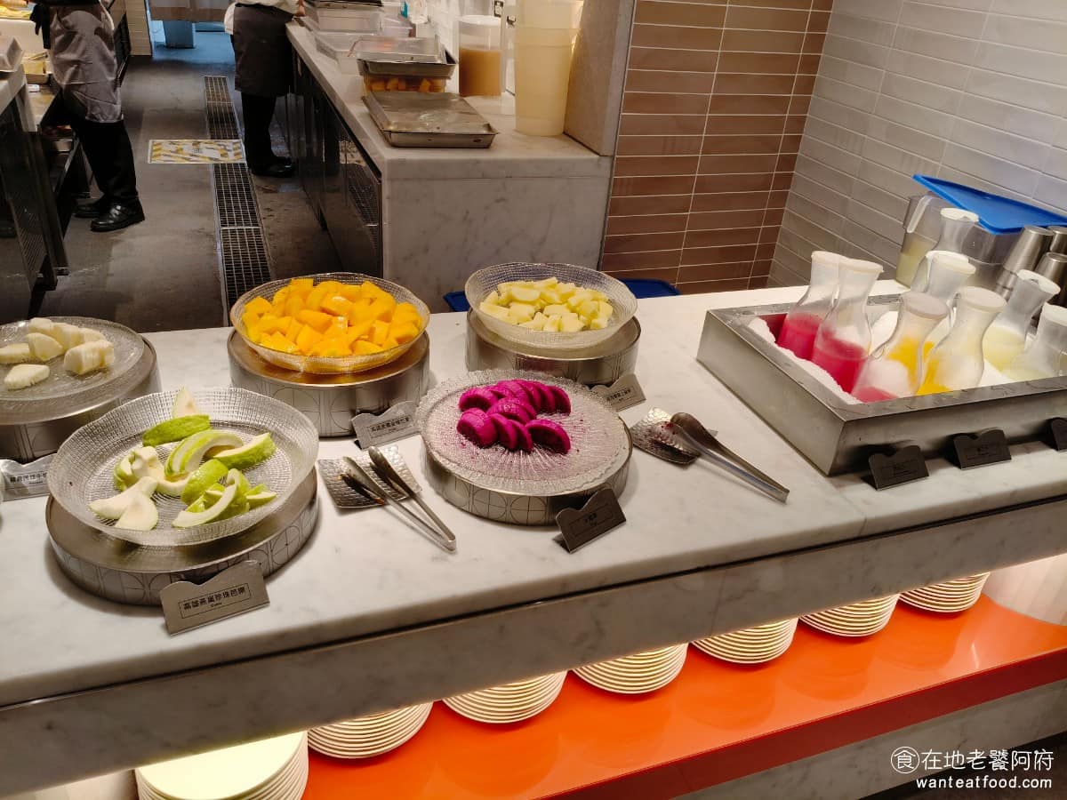 饗食天堂林口三井店 饗食天堂林口三井店菜單 饗食天堂林口三井店推薦 林口區美食 林口美食 水果區和果汁區 有紐西蘭富士蘋果、火龍果、高雄美濃金煌芒果、高雄燕巢珍珠芭樂、嘉義民雄牛奶鳳梨。果汁有：西瓜汁、柳丁汁、檸檬汁。 @在地老饕阿府