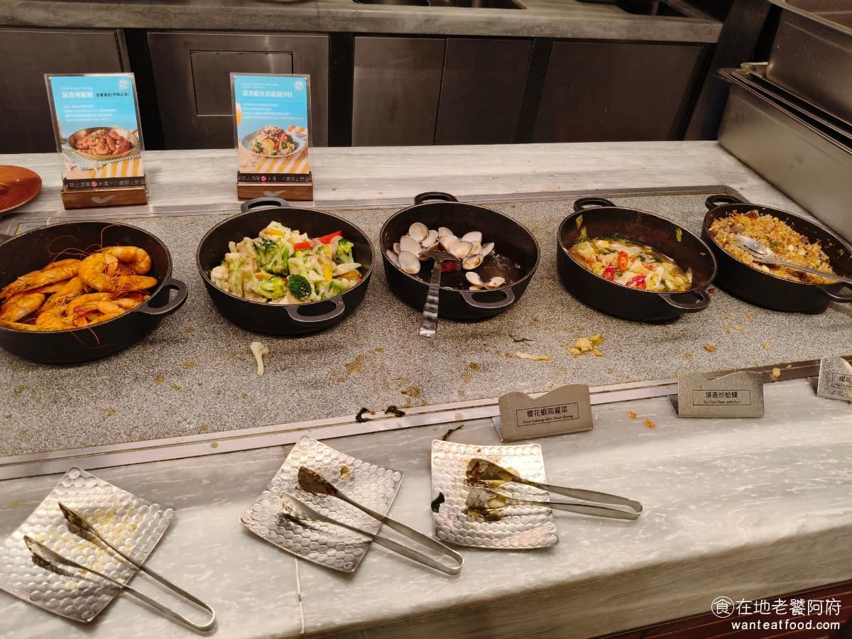 饗食天堂林口三井店 饗食天堂林口三井店菜單 饗食天堂林口三井店推薦 林口區美食 林口美食 櫻花蝦牛肉炒飯、塔香炒蛤蜊、櫻花蝦高麗菜、蒜香胡椒蝦、蒜香鯷魚彩蔬溫沙拉。炒飯部分口感比較不好，米飯都太硬了。 @在地老饕阿府