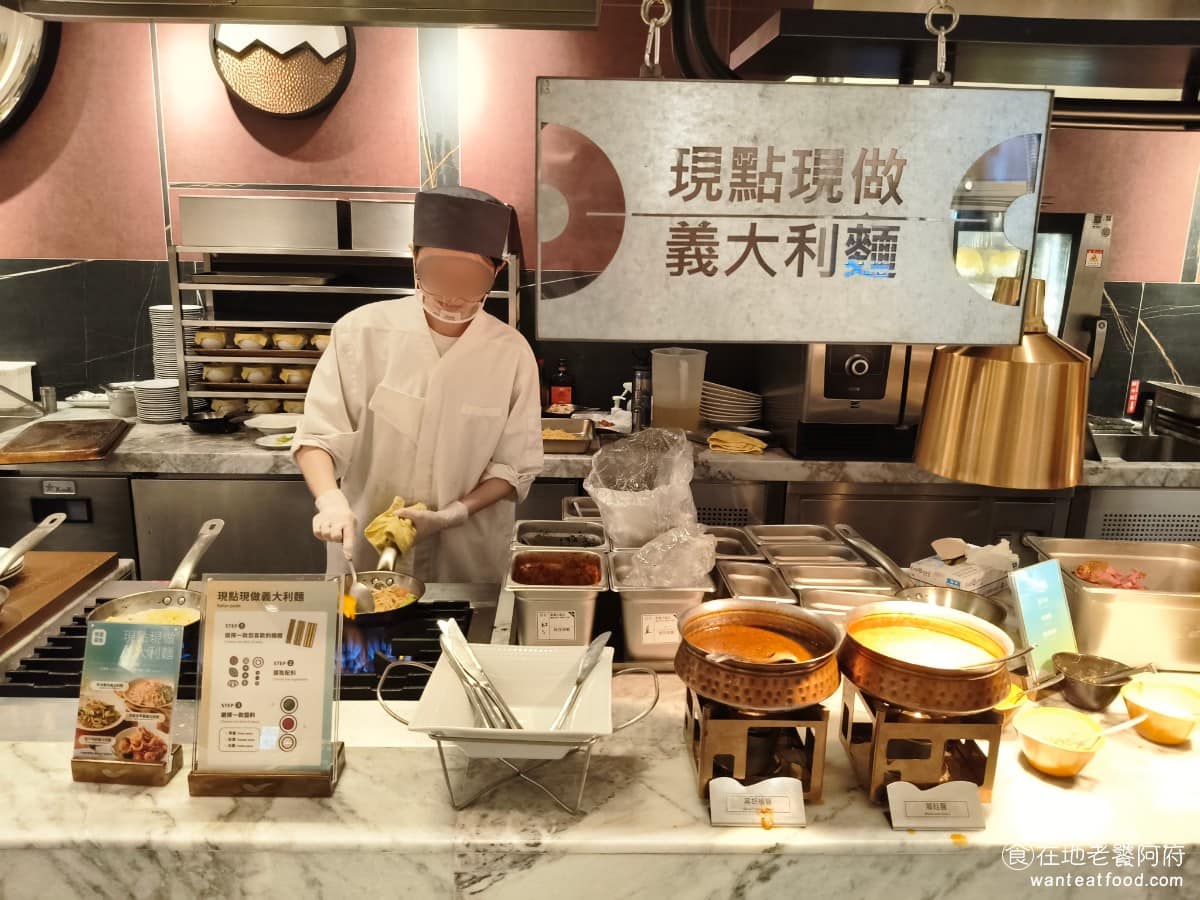 饗食天堂林口三井店 饗食天堂林口三井店菜單 饗食天堂林口三井店推薦 林口區美食 林口美食 現做義大利麵區 口味有三種：奶油蟹肉義大利麵、青醬香草雞義大利麵，以及茄汁海鮮義大利麵。 @在地老饕阿府