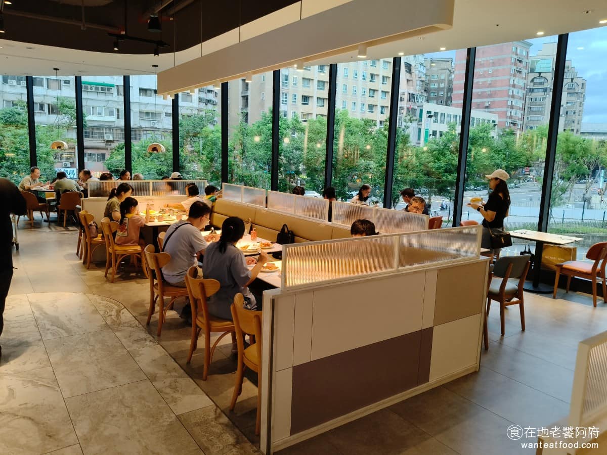饗食天堂林口三井店 饗食天堂林口三井店菜單 饗食天堂林口三井店推薦 林口區美食 林口美食 走進《饗食天堂 林口三井店》，第一眼會注意到挑高的天花板跟大片落地窗，白天採光很自然，不會有一般吃到飽餐廳那種悶悶的感覺，整體配色也偏年輕、有設計感，跟印象中傳統buffet的裝潢不太一樣。 @在地老饕阿府