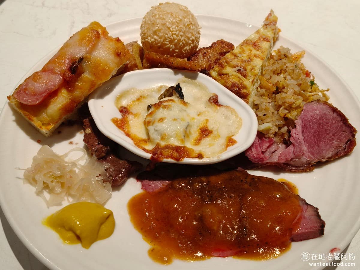 饗食天堂林口三井店 饗食天堂林口三井店菜單 饗食天堂林口三井店推薦 林口區美食 林口美食 現切爐烤牛排 現場切片肉色偏粉嫩，入口不算乾柴，搭配海鹽或黑胡椒醬，吃起來比較夠味。 @在地老饕阿府