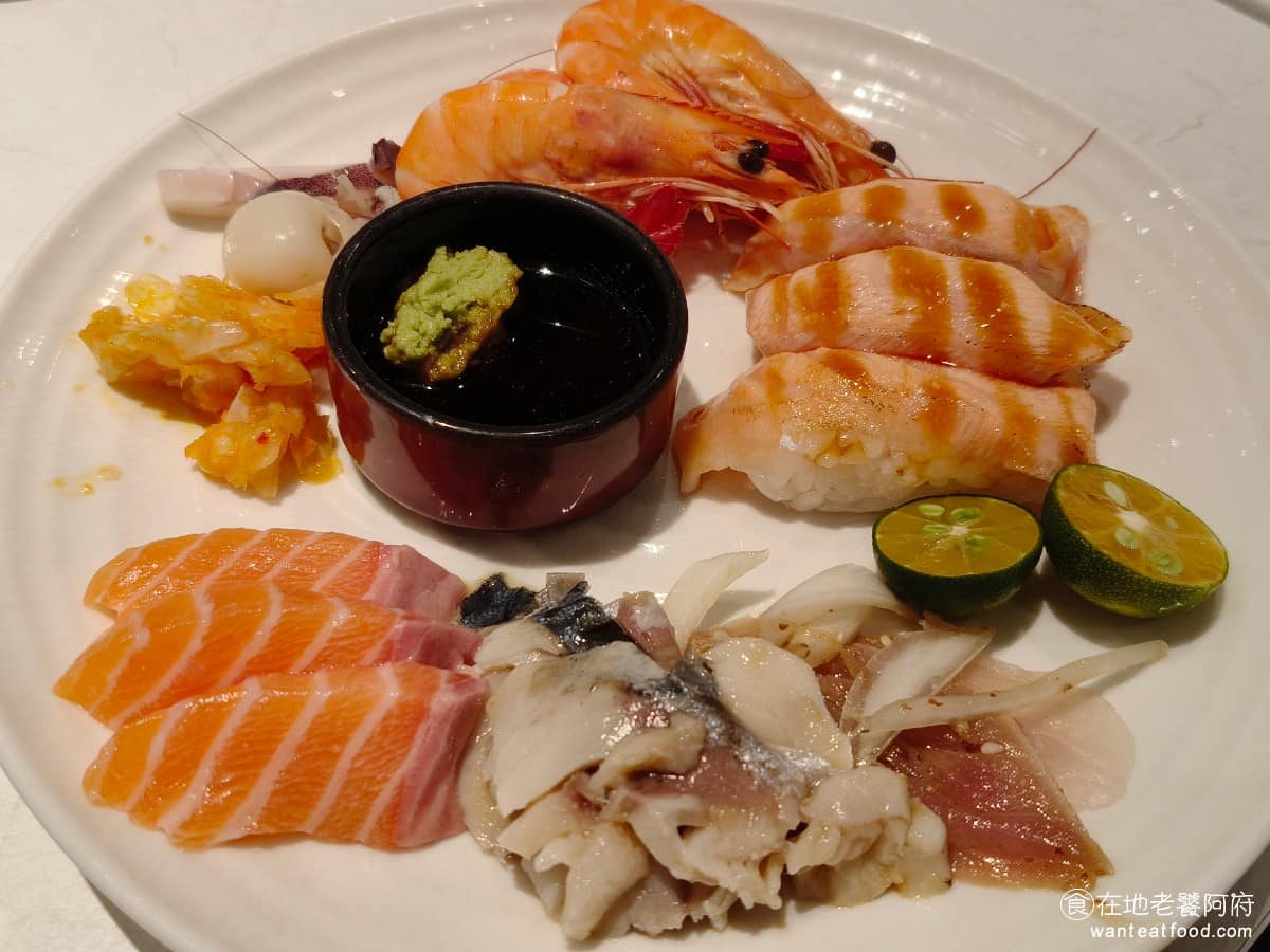 饗食天堂林口三井店 饗食天堂林口三井店菜單 饗食天堂林口三井店推薦 林口區美食 林口美食 生魚片 切片厚度給得足，鮭魚油脂分佈明顯、口感滑順，鮪魚肉質紮實，旗魚偏清爽，帶點鮮甜。 @在地老饕阿府
