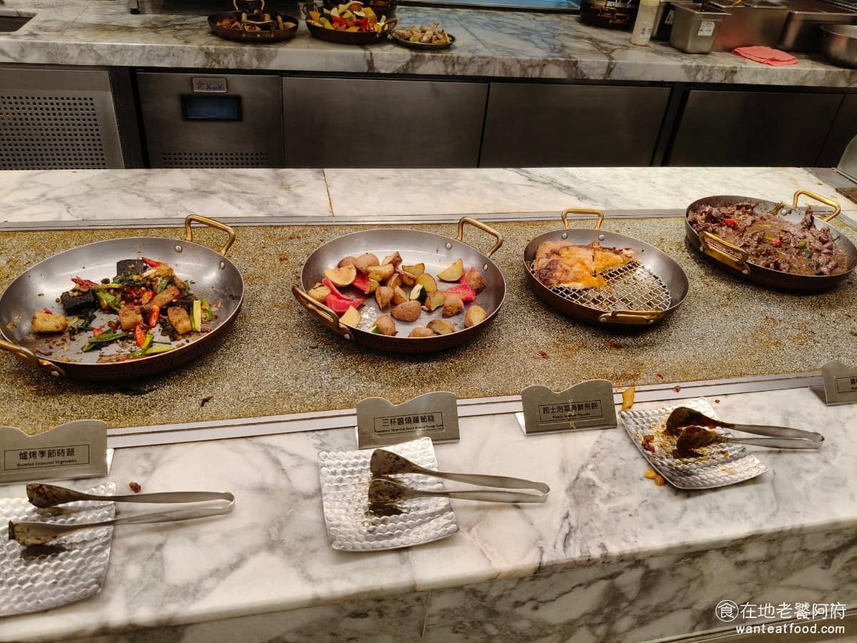 饗食天堂林口三井店 饗食天堂林口三井店菜單 饗食天堂林口三井店推薦 林口區美食 林口美食 旁邊還有爐烤季節時蔬、三杯醬蘿蔔糕、起司泡菜、海鮮煎餅、鐵板牛柳。熱食區建議趁人多的時候，就要去排隊拿，千萬不要等到沒人的時候再去，因為冷了味道真的差很多。 @在地老饕阿府