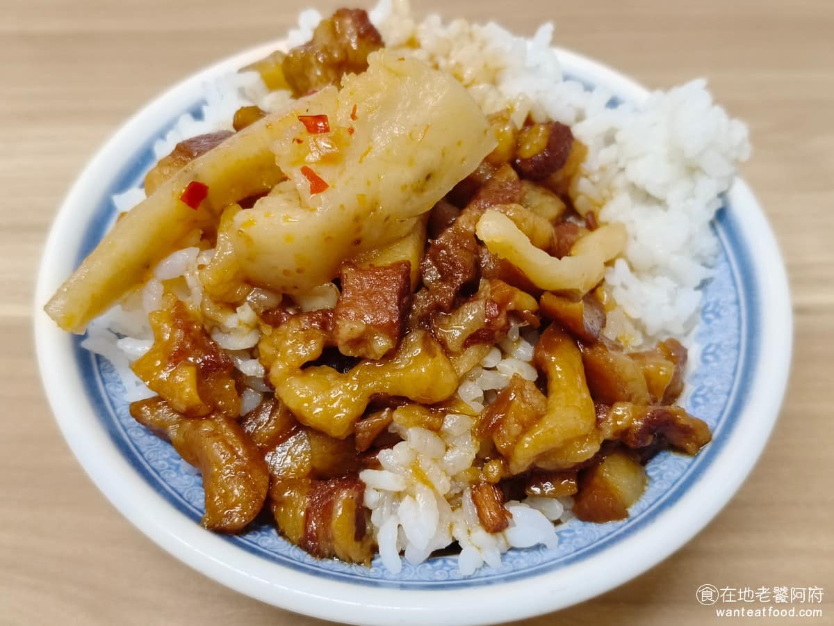 施家麻油腰花 施家麻油腰花菜單 施家麻油腰花推薦 信義區美食 信義美食 永春美食 台灣小吃 麻油腰花 魯肉飯小 其實這裡滷肉飯的人氣,甚至比麻油雞湯更高,很多人都說這間滷肉飯,是他們吃過最好吃的。麻油雞湯反而比較沒有聽到這樣的說法。 @在地老饕阿府