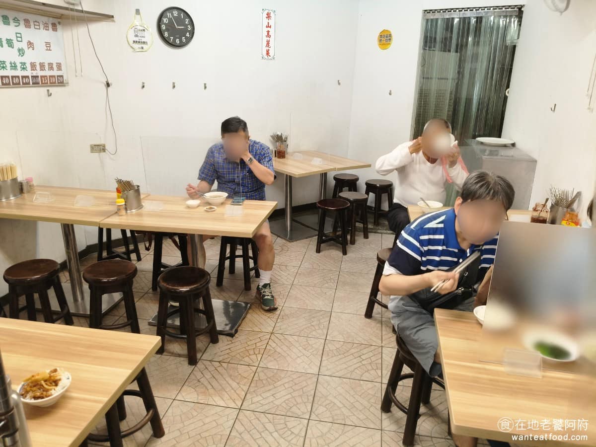 施家麻油腰花 施家麻油腰花菜單 施家麻油腰花推薦 信義區美食 信義美食 永春美食 台灣小吃 麻油腰花 店內座位偏擠,併桌是常態,但用餐速度快,翻桌率高,一般等待 10 到 15 分鐘左右,就能入座。 @在地老饕阿府