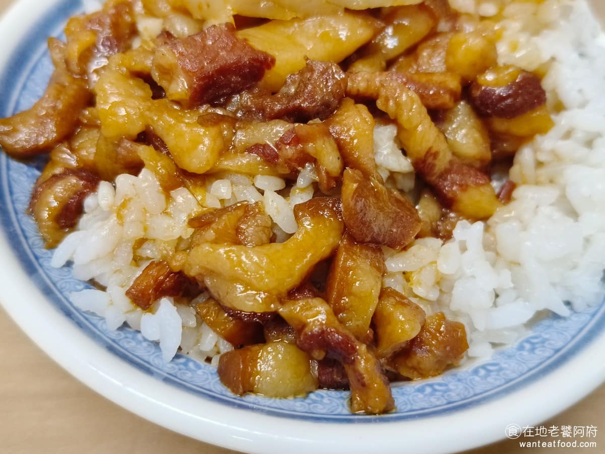 施家麻油腰花 施家麻油腰花菜單 施家麻油腰花推薦 信義區美食 信義美食 永春美食 台灣小吃 麻油腰花 實際吃下來,味道確實不錯,肥肉跟瘦肉比例蠻均衡的,醬汁帶一點甜味,但不會太重,吃起來也夠濕潤,不會乾,下面還搭配辣的醃製筍乾,但筍乾吃起來根本不辣。 @在地老饕阿府
