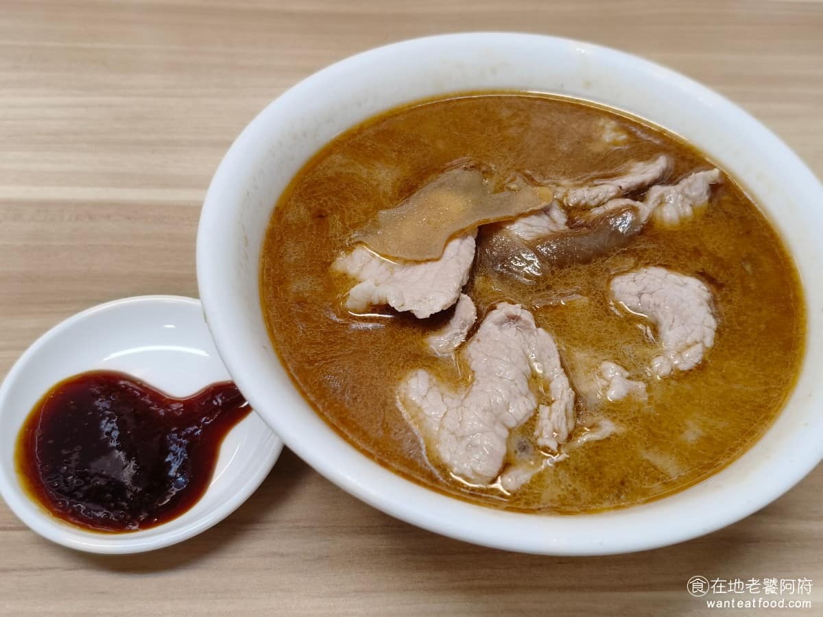 施家麻油腰花 施家麻油腰花菜單 施家麻油腰花推薦 信義區美食 信義美食 永春美食 台灣小吃 麻油腰花 麻油湯上桌的時候,旁邊會搭配一個蒜味醬油膏,可以用來沾湯裡面的料。 @在地老饕阿府