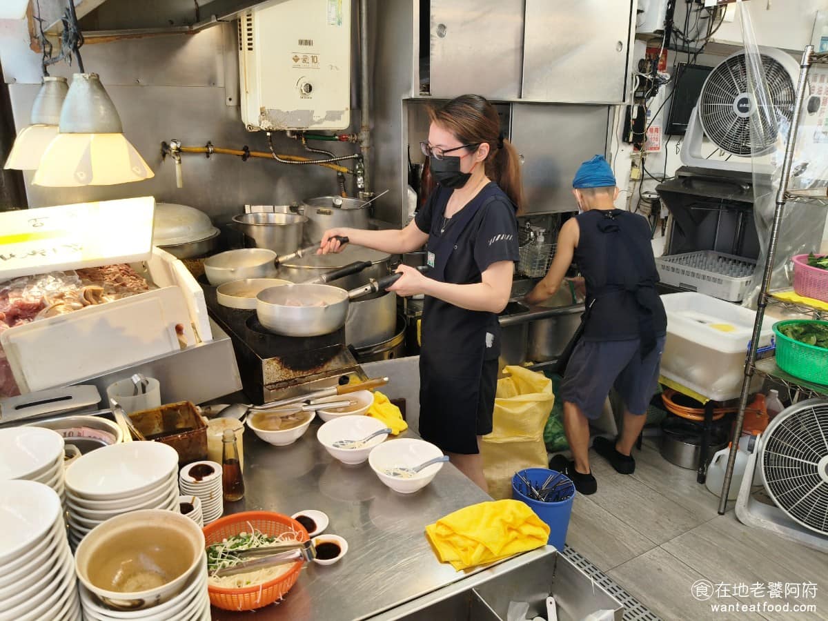 施家麻油腰花 施家麻油腰花菜單 施家麻油腰花推薦 信義區美食 信義美食 永春美食 台灣小吃 麻油腰花 《施家麻油腰花》在民國六十二年,於松德宮旁創業,最初就是在廟口擺攤賣麻油腰花,是松山一帶早期的平民小吃,一直賣到現在。傳承超過半個世紀,但口味隨著時代略作調整,早年湯頭較濃郁,現在為了迎合現代人口味,調整得清淡一些。 @在地老饕阿府