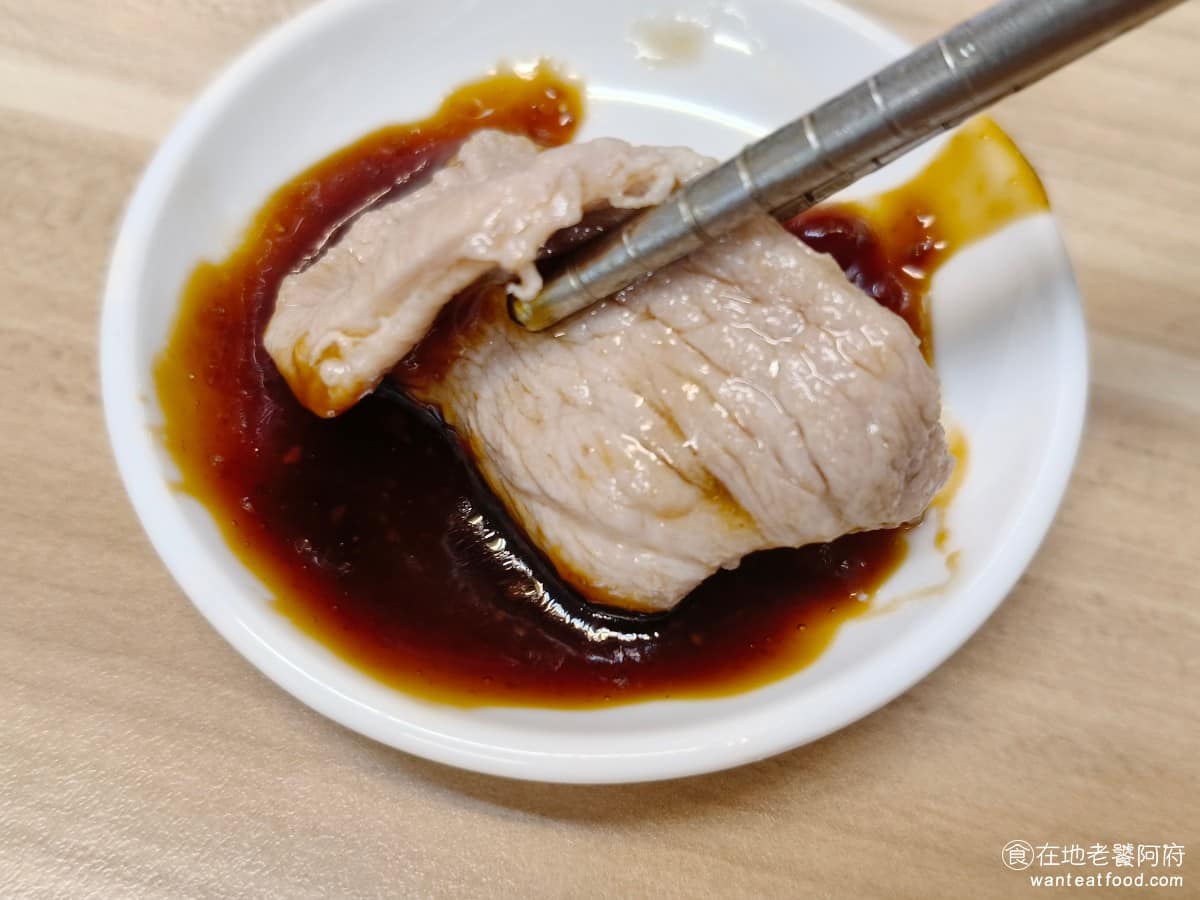 施家麻油腰花 施家麻油腰花菜單 施家麻油腰花推薦 信義區美食 信義美食 永春美食 台灣小吃 麻油腰花 多了醬料沾起來真的很不錯,因為湯頭沒有到很鹹,瘦肉本身就沒有太重的味道,沾了醬料,才會更好吃。 @在地老饕阿府